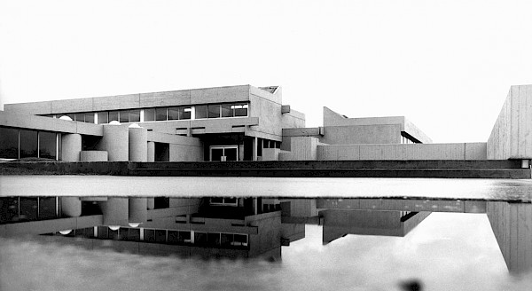 Georg-Büchner-Gymnasiums in Bad Vilbel (von 1965, zusammen mit Johannes Peter Hölzinger)<br/>Foto: © Rolf Schmidt