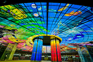 Zentrale U-Bahnstation Formosa Boulevard, Kaohsiung, Taiwan; Ausführung: Derix Glasstudios, Taunusstein<br/>Künstler: Narcissus Quagliata