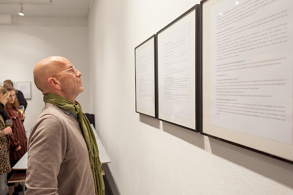 Ulf Kilian beim Betrachten eines Exponats