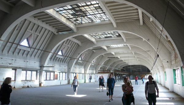 Abb. 1: Textilfabrik Salzmann Kassel (Gebäudeteil 1912-13), Oberlichtboden mit Dach in Eisenbetonrippenkonstruktion, traditionelle Dachhülle mit Dachlaterne. Architekt (wahrscheinlich) Eubell & Rieck<br/>Aufnahme 2011: Chr. Presche