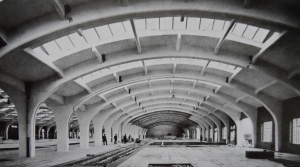 Abb. 2: Emaille- und Metallfabrik Bratislava (1912), Halle mit Dach in Eisenbetonrippenkonstruktion, moderne Dachhülle in Glas mit geschwungen aufliegenden Dachreitern. Architekt Heinrich Zieger<br/>historische Aufnahme: Architektur des 20. Jhdts.
