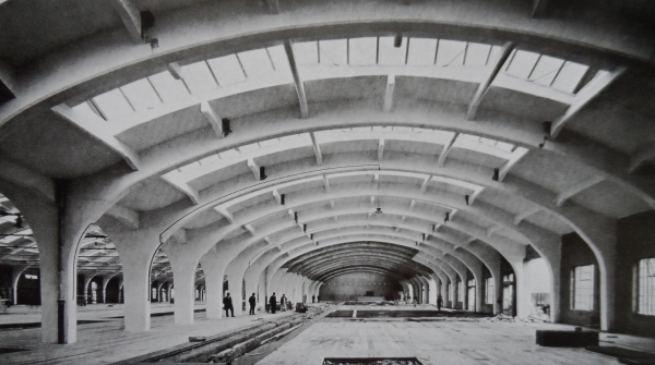 Abb. 2: Emaille- und Metallfabrik Bratislava (1912), Halle mit Dach in Eisenbetonrippenkonstruktion, moderne Dachhülle in Glas mit geschwungen aufliegenden Dachreitern. Architekt Heinrich Zieger<br/>historische Aufnahme: Architektur des 20. Jhdts.