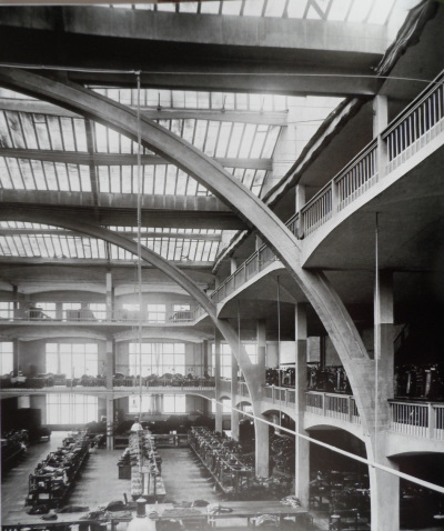 Abb. 3: Große Halle Konfektionsatelier Esders Paris (1919), Dach in Eisenbetonrippenkonstruktion, Dachfläche vollständig in Glas aufgelöst. Architekten Auguste und Gustave Perret<br/>historische Aufnahme: Architektur des 20. Jhdts.