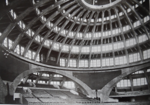 Abb. 4: Jahrhunderthalle Breslau (1911–13), Kuppeldach in Eisenbetonrippenkonstruktion, konzentrische Ringe mit Lichtbändern. Architekt Max Berg<br/>historische Aufnahme: Architektur des 20. Jhdts.