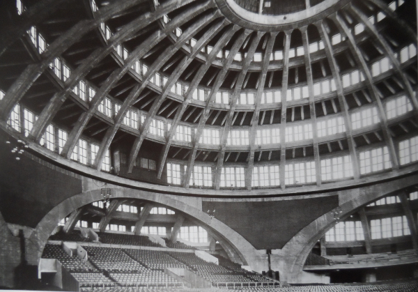 Abb. 4: Jahrhunderthalle Breslau (1911–13), Kuppeldach in Eisenbetonrippenkonstruktion, konzentrische Ringe mit Lichtbändern. Architekt Max Berg<br/>historische Aufnahme: Architektur des 20. Jhdts.